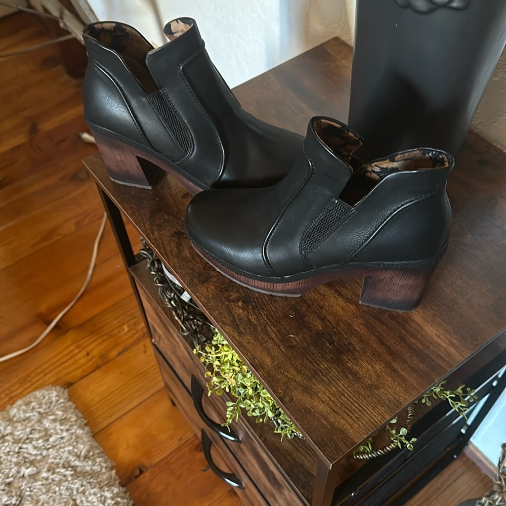 Korks heeled booties